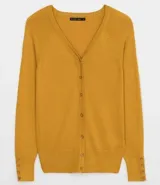 Cardigan de punto color mostaza con escote en V y cierre frontal de botones. Presenta mangas largas y diseño ajustado al cuerpo.