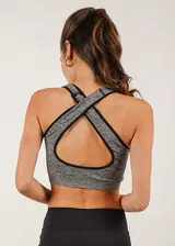 Top deportivo rosado con espalda cruzada, breteles anchos y copas forradas con relleno extraíble.