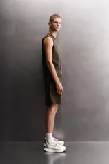 Short jogger marrón de corte relaxed fit, confeccionado en tejido compacto de algodón, con cintura elástica ajustable, bolsillos frontales en la cadera y bolsillo trasero de plastrón.