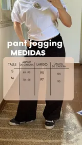 Pantalón de jogging color crudo, de corte recto y holgado, con cintura elástica ajustable mediante cordón y bolsillos laterales.
