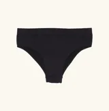 Bombacha de bikini tiro medio color blanco, confeccionada en microfibra.