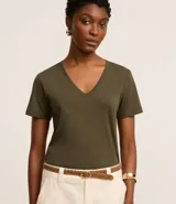 Remera básica celeste de media malla, con escote en V y mangas cortas.