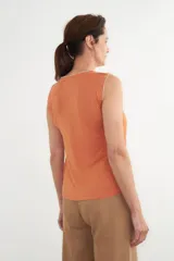 Blusa color lacre sin mangas con bordado en contraste blanco en cuello y sisas.