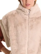 Chaleco de piel sintética en color beige, con cuello alto, cierre frontal metálico y terminaciones en tejido rib en el ruedo y sisas.