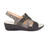 Sandalias de cuero color gris con detalles calados, tira trasera con hebilla y plataforma baja.