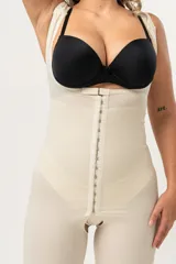 Body modelador entero color piel, para post-operatorio de lipoaspiración, con breteles laterales y refuerzo en zona abdominal. Confeccionado con tela de faja de alta contención y fibra LYCRA®. Presenta broches delanteros reforzados y orificio sanitario en entrepierna.