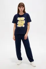 Remera verde militar de manga corta, cuello redondo y corte holgado. Cuenta con un estampado frontal estilo póster con la inscripción "Contemporary Art Gallery" y el gráfico de una flor.