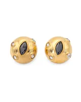 Aros tipo botón dorados con detalle de piedra negra central con forma de ojo de gato y pequeñas circonitas blancas alrededor.