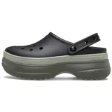 Zuecos Crocs modelo Classic Stacked de diseño slip-on, con capellada de color rosado claro y plataforma alta con suela dentada en tonos rosado medio y fucsia. Cuenta con perforaciones en el empeine para pines Jibbitz y tira trasera ajustable.
