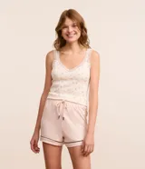 Blusa de pijama color crema con estampado floral, escote en V con encaje y tirantes finos.