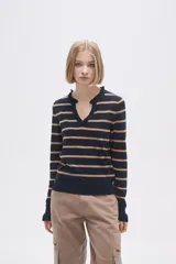 Sweater de tejido de punto con diseño de rayas horizontales en blanco y negro, manga larga y cuello mao con detalle de volados.