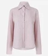 Camisa oversized de popelina de algodón, con diseño a rayas en tonos rosados y azules, cuello clásico, mangas largas con puños abotonados y cierre frontal de botones.