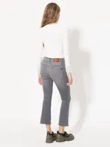 Pantalón de jean gris, de tiro medio y corte cropped.
