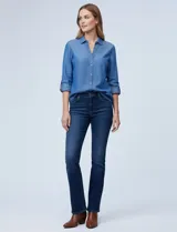 Camisa de tencel color celeste claro, con cuello con solapa, escote en V y abertura central con botones. Manga larga con presilla para ajustar el largo. El largo de espalda es mayor al delantero y tiene un tajo central.