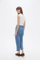 Pantalón de corte recto y tiro medio, confeccionado en lyocell color azul, con cintura elástica y bolsillos laterales.