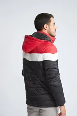 Campera inflada de abrigo para hombre, con capucha desmontable, cierre frontal completo, bolsillos con cierre y logo estampado. Diseño color block en azul, blanco y gris.