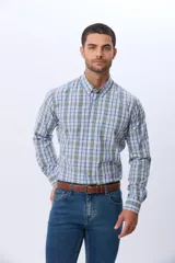 Camisa sport de manga larga con estampado de cuadros en tonos azules, grises y blancos. Presenta cuello con botones, cierre frontal abotonado y un bolsillo pequeño en el pecho.
