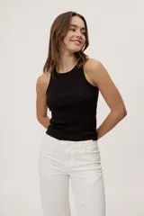 Musculosa de algodón con elastano, de textura acanalada y calce al cuerpo, color marrón topo con cuello redondo y sisas amplias.
