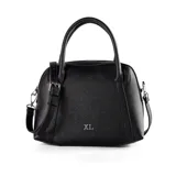 Cartera grande negra de cuero sintético con doble asa de mano y correa bandolera ajustable y desmontable. Tiene cierre superior, bolsillo interno con cierre y bolsillo interno abierto. El diseño es liso con costuras a tono y logo XL en el frente.