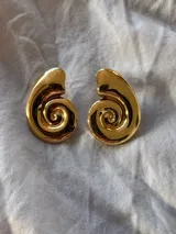 Par de aros dorados con forma de espiral de caracol. Hechos de acero inoxidable.