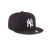 Gorra New Era 59Fifty de los New York Yankees, color negro con logo bordado en blanco.