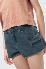 Short negro de jean con bolsillos cargo y terminación desflecada.