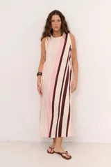 Vestido midi de punto sin mangas, con escote redondo y diseño de rayas verticales en tonos crudo, rosado y marrón oscuro.