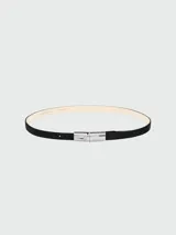 Cinturón fino de cuero negro con hebilla metálica plateada característica de la línea Le Roseau de Longchamp.