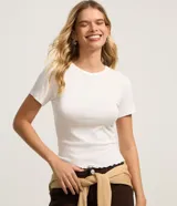 Blusa básica de manga corta y cuello redondo, confeccionada en viscosa texturizada de canalé con elastano y detalle de terminación ondulada en el bajo.