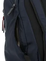 Mochila de diseño funcional en color azul marino, confeccionada en tejido ripstop impermeable. Cuenta con múltiples compartimentos con cierres resistentes al agua, incluyendo un espacio acolchado para laptop, bolsillos laterales y organizadores internos. Presenta espalda ergonómica acolchada, correas ajustables, correa de pecho y detalle de parche de cuero sintético con logo de la marca en el frente.