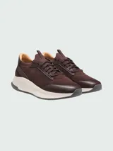 Zapatillas deportivas Boss modelo TTNM EVO_SLON, confeccionadas en una combinación de malla técnica y cuero. Presentan un diseño en tono marrón oscuro con suela de plataforma en color crema y detalles en cuero liso y gamuza.