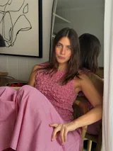 Vestido midi sin mangas de color azul con estampado a cuadros vichy. Presenta la parte superior completamente elastizada y ajustada con efecto fruncido, y falda amplia y suelta.