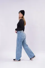 Jeans loose fit de tiro medio, color celeste claro, con corte recto y relajado de inspiración noventera.