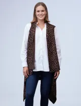 Chaleco largo tejido con estampado animal print en tonos marrón y negro.