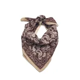 Pañuelo de forma triangular con estampado paisley en tonos marrón y beige, con borde liso en color beige.