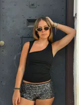 Top negro asimétrico con un solo tirante ancho y corte ajustado.