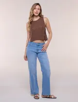 Jean wide leg tiro medio confeccionado en mezcla de algodón, poliéster, rayón y elastano, de color azul claro, con diseño de cinco bolsillos y cierre frontal con botón y cremallera.