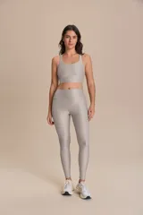 Top deportivo negro con tirantes finos cruzados en la espalda y relleno extraíble. Fabricado en tejido Allure® con tecnología LYCRA® ADAPTIV, ofrece elasticidad, adaptándose al cuerpo y realzando la figura.