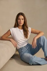 Remera de algodón color marrón, de corte crop y cuello redondo, con mangas cortas de estilo sisa.