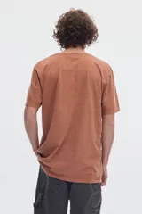 Remera gris de manga corta con efecto lavado "washed" y estampa tipográfica en el pecho con diseño de estrella.