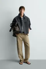 Cazadora relaxed fit de algodón color gris oscuro, con cuello solapa, manga larga con puños abotonados, bolsillos de plastrón en el pecho y cierre frontal con botonadura.
