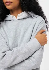 Sudadera con capucha de felpa, de corte holgado y diseño minimalista, con puños y ruedo acanalados.