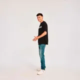 Remera negra de algodón con logo de Caterpillar estampado en el pecho. Corte unisex y mangas cortas.