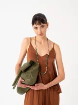 Top de viscosa color mostaza con escote en V y breteles finos regulables. Presenta un diseño minimalista de corte holgado y caída fluida.