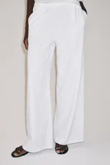 Pantalón recto de algodón color negro, con tiro medio y cintura elástica.