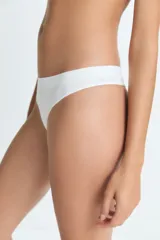 Bombacha tipo colaless de microfibra, con cintura elástica y logo de la marca estampado.