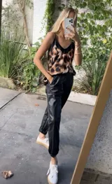 Pantalón babucha de cuerina color negro, con bolsillos laterales y cintura elastizada. Incluye cinturón de la misma tela.