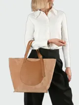 Bolso tote XL Longchamp modelo Complice Softy, confeccionado en gamuza marrón claro con detalle frontal ovalado y asas de cuero liso en tono tostado.