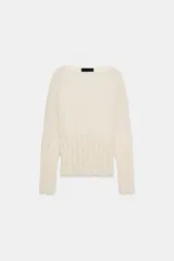 Jersey de punto semitransparente color crudo con cuello redondo y mangas largas, con detalles de nido de abeja elástico en el cuerpo y los puños.