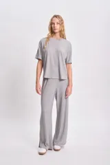 Remera de corte oversize confeccionada en tejido de lanilla acanalada, con cuello redondo y mangas cortas.